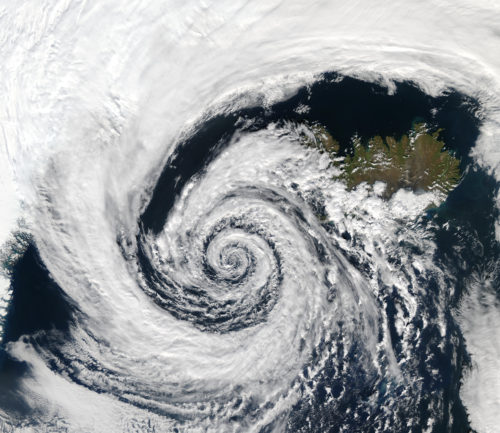 Satellitenbild eines Tiefdrucksgebiets über Island, dreht gegen den Uhrzeigersinn