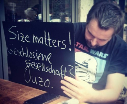 unser Schild für Berlin: Size matters! Geschlossene Gesellschaft? Ouzo.