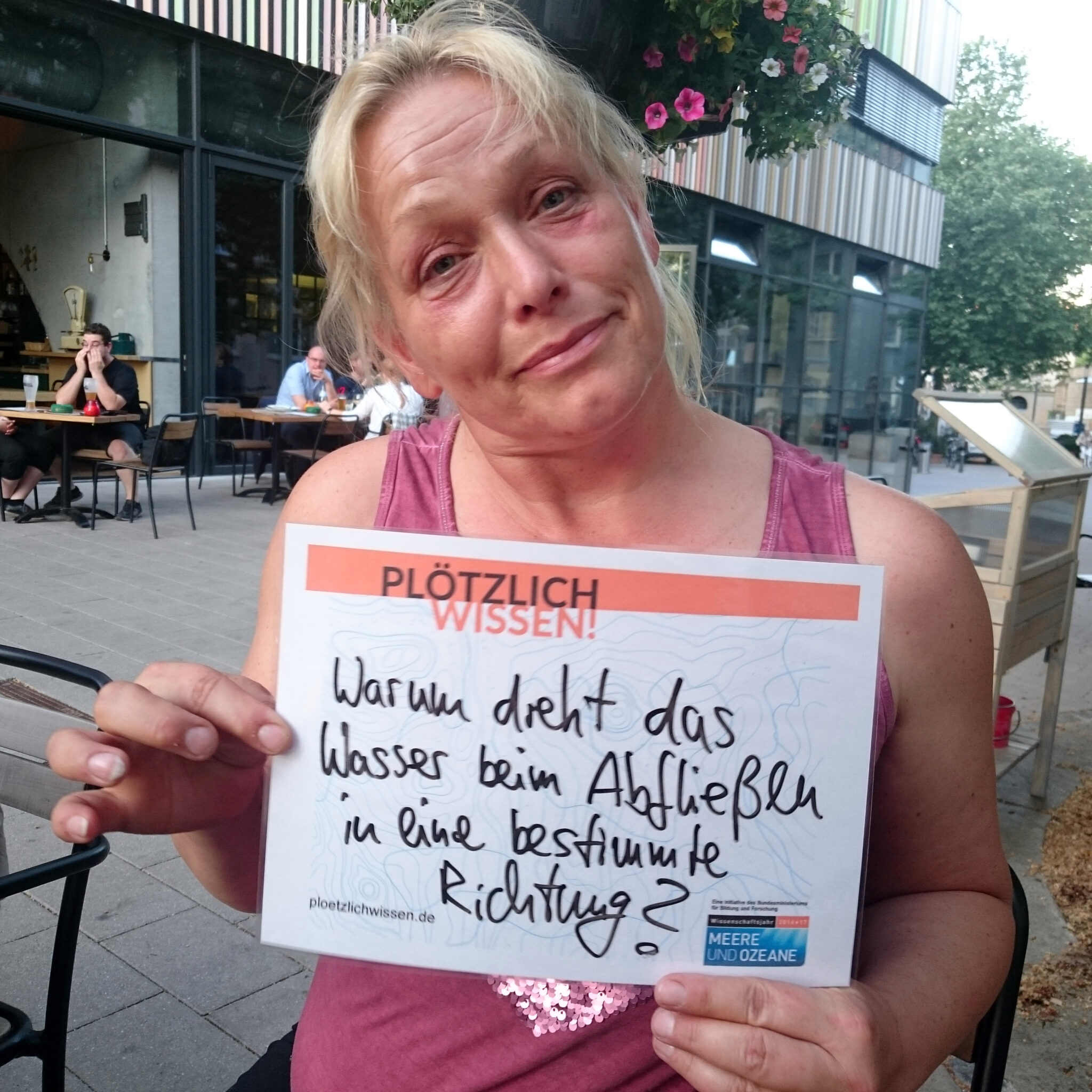 Eine Frage von euch Warum dreht das Wasser beim Abfließen in eine bestimmte Richtung